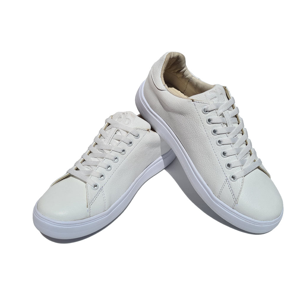 tenis blancos hombre de piel