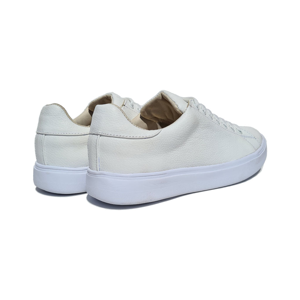 tenis blancos hombre de piel